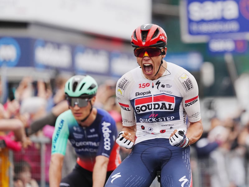 Paul Magnier oslavuje triumf