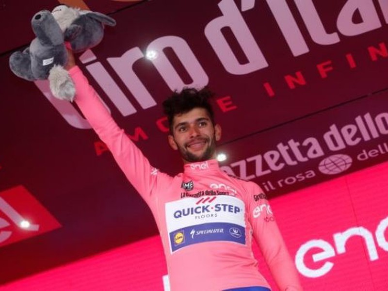 Fernando Gaviria ovládol tretiu etapu Gira a obliekol si ružový dres