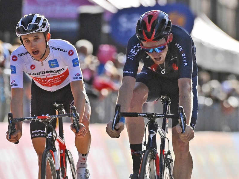 Britský cyklista Tao Geoghegan Hart (vpravo) triumfuje v predposlednej 20. etape pretekov Giro d'Italia v Sestriere