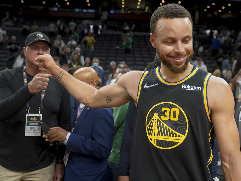 Stephen Curry oslavuje po víťaznom štvrtom zápase play-off proti Bostonu Celtics. Stav série je vyrovnaný 2:2