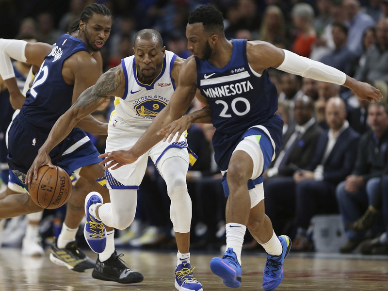Andre Iguodala (v bielom) v súboji o loptu