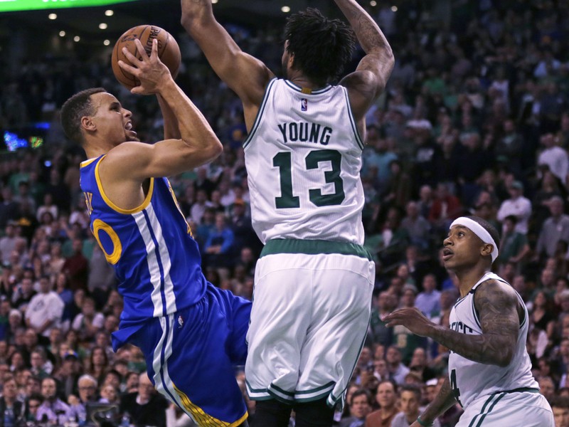 Stephen Curry strieľa cez blok Jamesa Younga