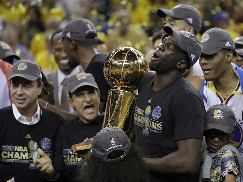 Draymond Green s trofejou pre víťaza NBA