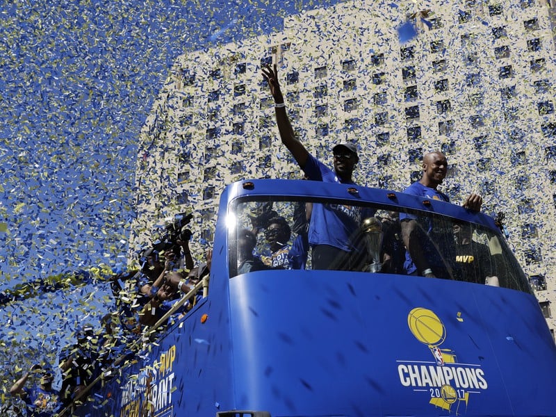 Basketbalisti Golden State oslavujú majstrovský titul