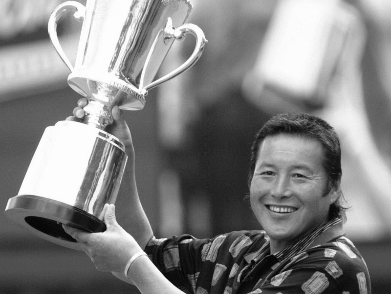 Japonský golfista Masaši Ozaki oslavuje triumf v Sappore v roku 2002