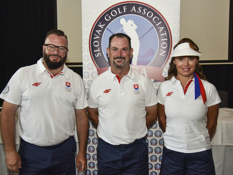 Zľava prezident Slovenskej golfovej asociácie (SKGA) Rastislav Antala, reprezentant SR v golfe Rory Sabbatini a nosička jeho golfových palíc a  manželka Martina Sabbatiniová