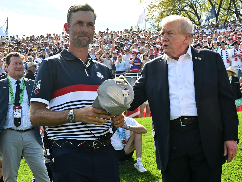 Americký prezident Donald Trump (vpravo) a kapitán tímu USA Keegan Bradley počas úvodného dňa Ryder Cupu, najprestížnejšieho tímového podujatia v golfe