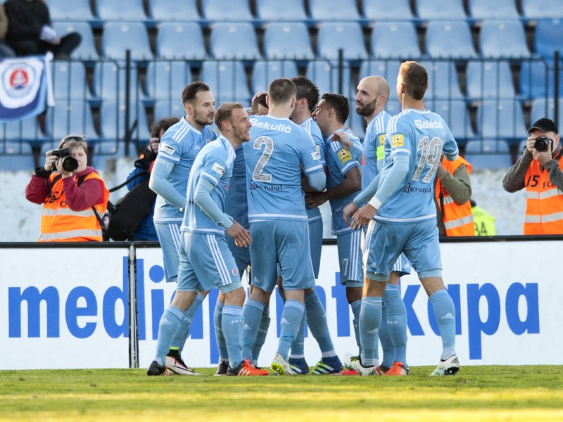 Adam Zreľák so spoluhráčmi oslavuje svoj gól proti Trnave