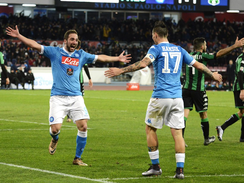 Marek Hamšík (17) a Gonzalo Higuaín oslavujú gól Neapolu
