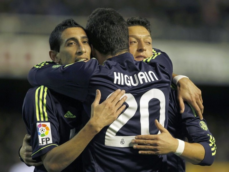Angel Di María (vľavo), Gonzalo Higuaín a Mesut Özil kedysi tvorili v Reale hviezdne trio