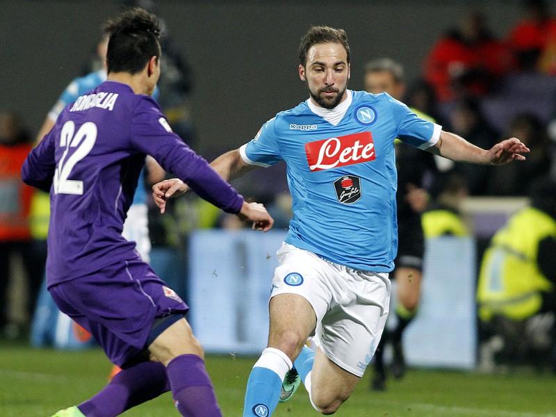 Gonzalo Higuain v súboji o loptu