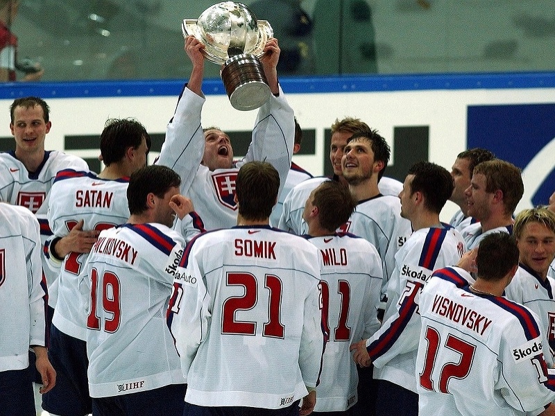 Slovenskí hokejisti s trofejou pre majstra sveta v Göteborgu 2002 