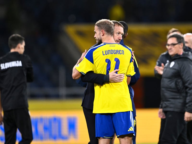 Švédsky futbalový reprezentant Gustav Lundgren s trénerom Grahamom Potterom