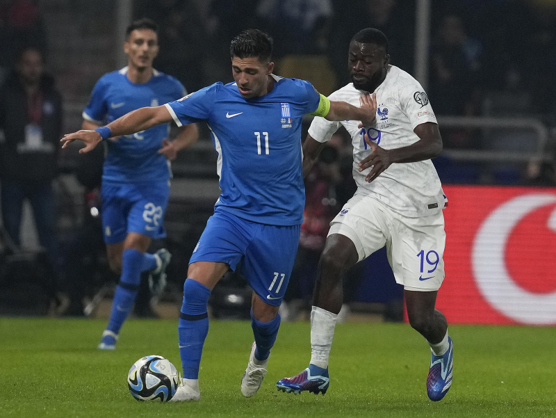 Francúzsky hráč Youssouf Fofana (vpravo) v súboji s Grékom Anastasiosom Bakasetasom