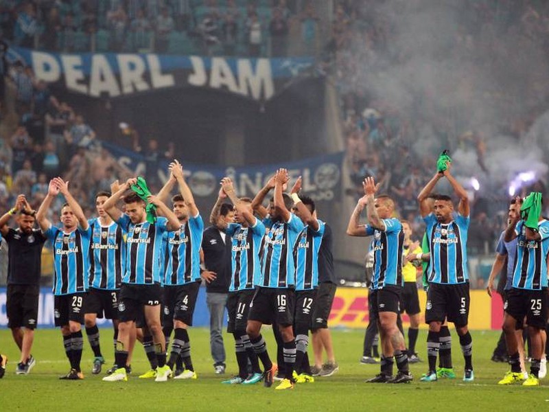 Futbalisti Gremia Porto Alegre oslavujú víťazstvo juhoamerického Pohára osloboditeľov