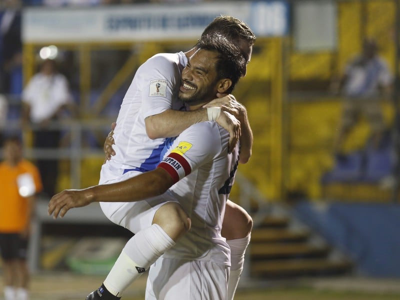 Carlos Ruiz (vpravo) sa raduje z druhého gólu Guatemaly so spoluhráčom