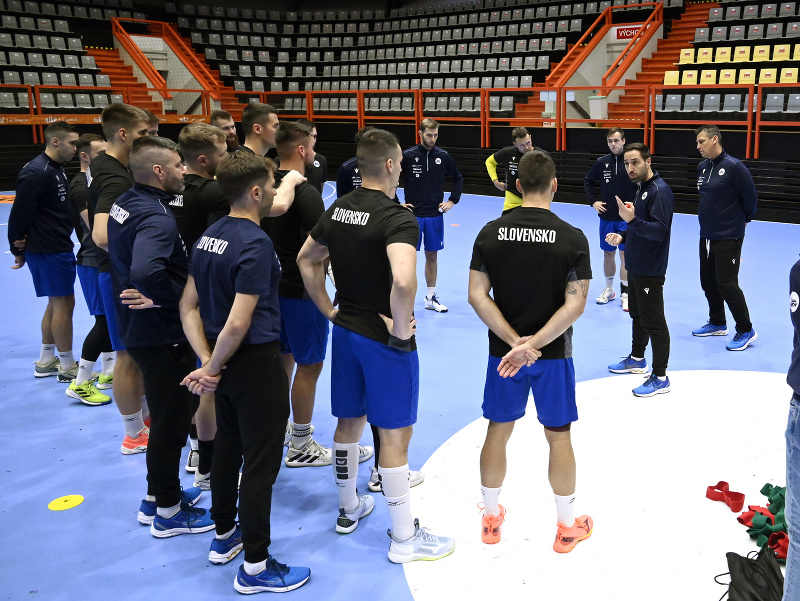 Tréner slovenskej hádzanárskej reprezentácie mužov Fernando Gurich (uprostred) dáva pokyny hráčom počas tréningu