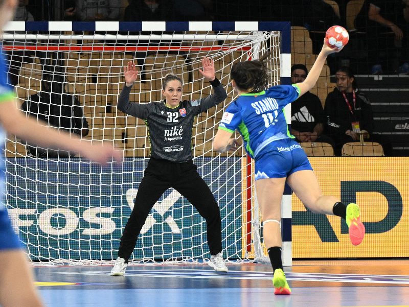 Na snímke uprostred brankárka Bella Oláhová 