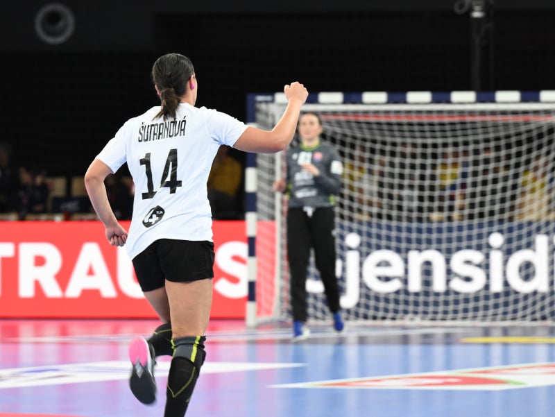 Na snímke slovenská hádzanárka Tatiana Šutranová sa teší z gólu počas zápasu základnej E-skupiny na ME v hádzanej žien