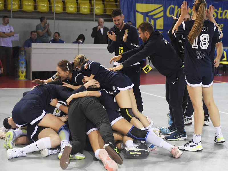 Hráčky MŠK Iuventa Michalovce oslavujú víťazstvo v odvete osemfinále Európskeho pohára EHF v hádzanej žien proti KPR Gminy Kobierzyce