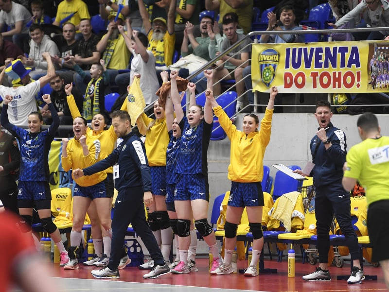 Oslavujúca lavička Michaloviec v prvom zápase štvrťfinále Európskeho pohára EHF v hádzanej žien MŠK Iuventa Michalovce – Cabooter HandbaL Venlo
