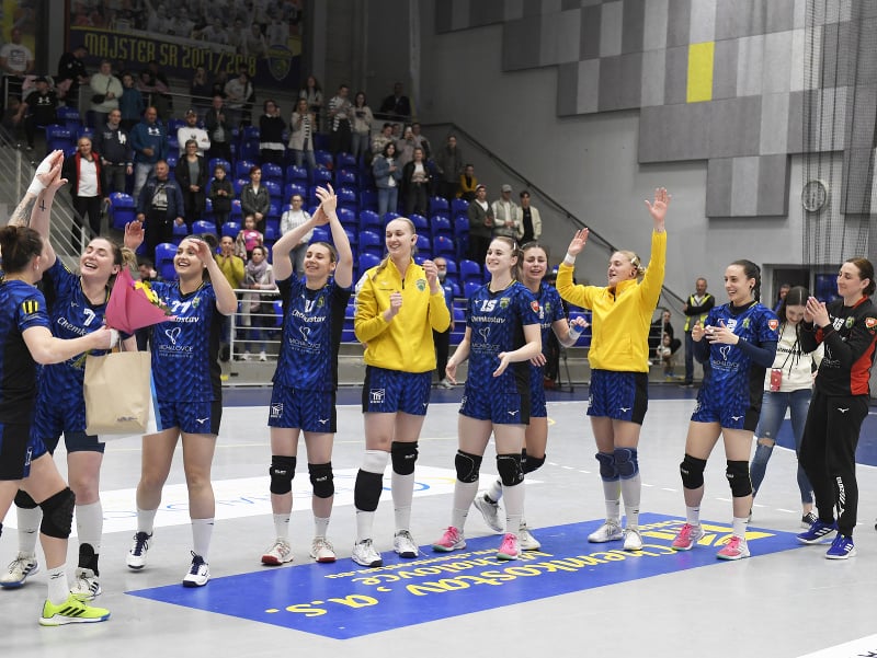 Hráčky MŠK Iuventa Michalovce po víťazstve nad Benficou Lisabon v prvom zápase semifinále Európskeho pohára EHF v hádzanej žien