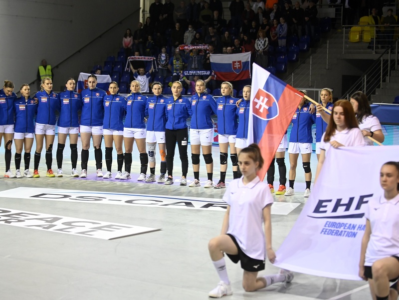 Na snímke hráčky Slovenska pred zápasom 5. skupiny kvalifikácie na ME 2022 v hádzanej žien Slovensko - Španielsko v Michalovciach 20. apríla 2022.