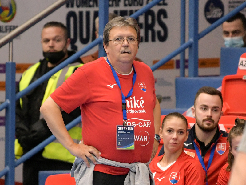 Tréner ženskej hádzanárskej reprezentácie Slovenska Pavol Streicher počas zápasu v 5. skupine druhej fázy kvalifikácie ME 2022 Slovensko - Maďarsko