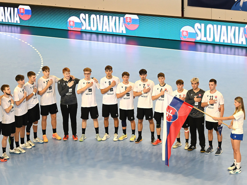 Hádzanári Slovenska pred súbojom o 7. mieste počas majstrovstiev EHF hráčov do 18 rokov medzi Slovensko a Fínsko