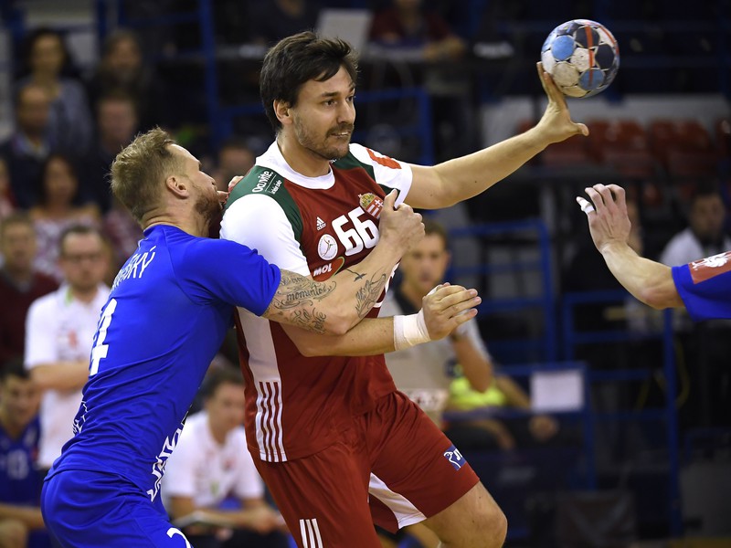 Na snímke vpravo hráč Maďarska Máté Lékai, vľavo hráč Slovenska Martin Straňovský v zápase 7. skupiny II. fázy kvalifikácie ME 2020 v hádzanej mužov Maďarsko - Slovensko