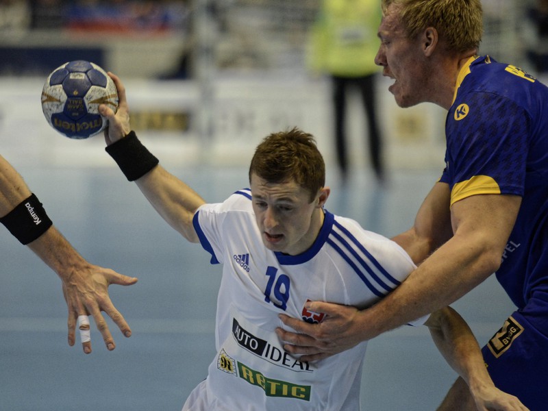 Ľubomír Ďuriš zo Slovenska a Fredric Pettersson zo Švédska v kvalifikačnom zápase o postup na ME 2018 v hádzanej mužov medzi Slovensko - Švédsko