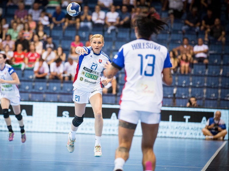 Hráčka Simona Szarková zo Slovenska počas odvetného zápasu II. fázy (play-off) kvalifikačného zápasu MS 2017 v hádzanej žien medzi Slovensko – Maďarsko