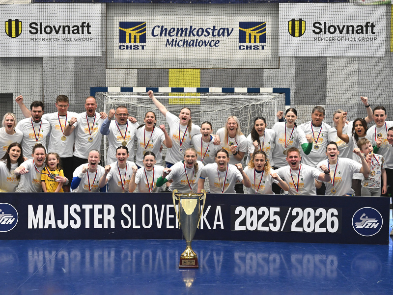 Víťazné oslavy hádzanárok Iuventy Michalovce po zisku majstrovskej trofeje