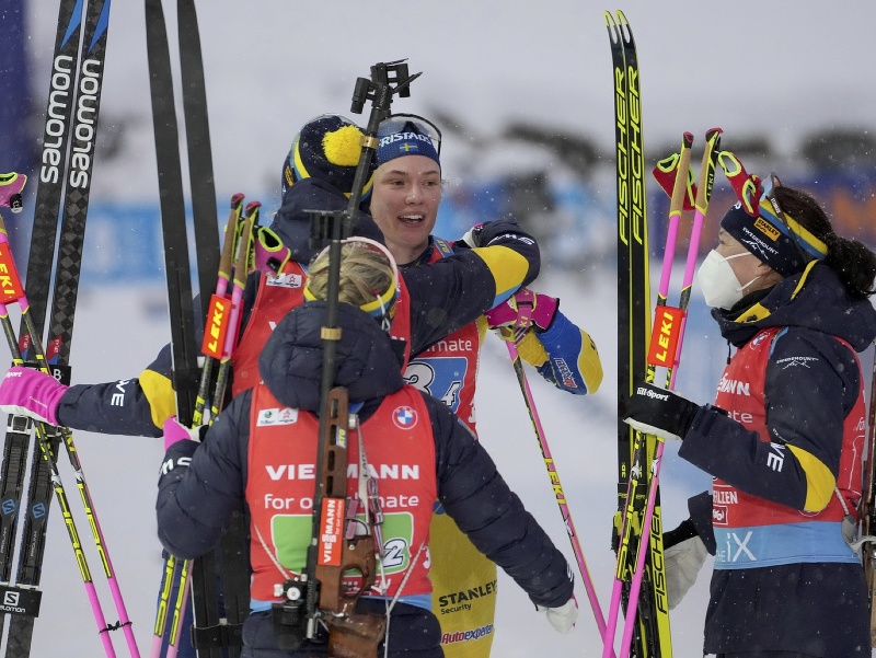 Hanna Oebergová, Linn Perssonová, Anna Magnussonová a Elvira Öbergová sa tešia z triumfu