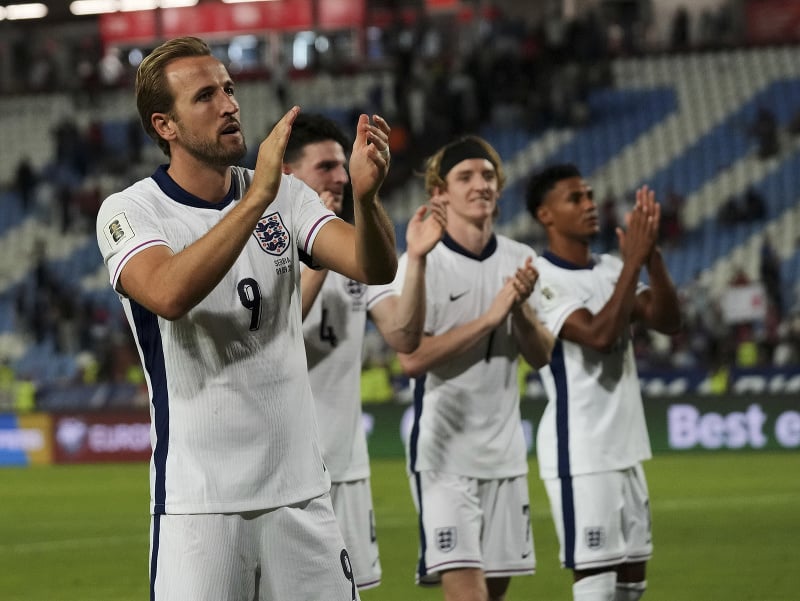 Harry Kane a hráči Anglicka tlieskajú fanúšikom