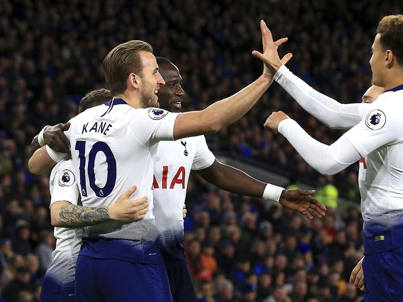 Harry Kane oslavuje gól z tretej minúty duelu s Cardiffom