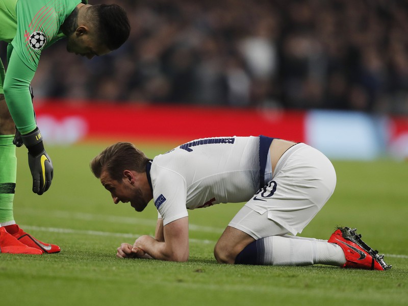 Brazílsky brankár City Ederson, vpravo útočník Tottenhamu Harry Kane