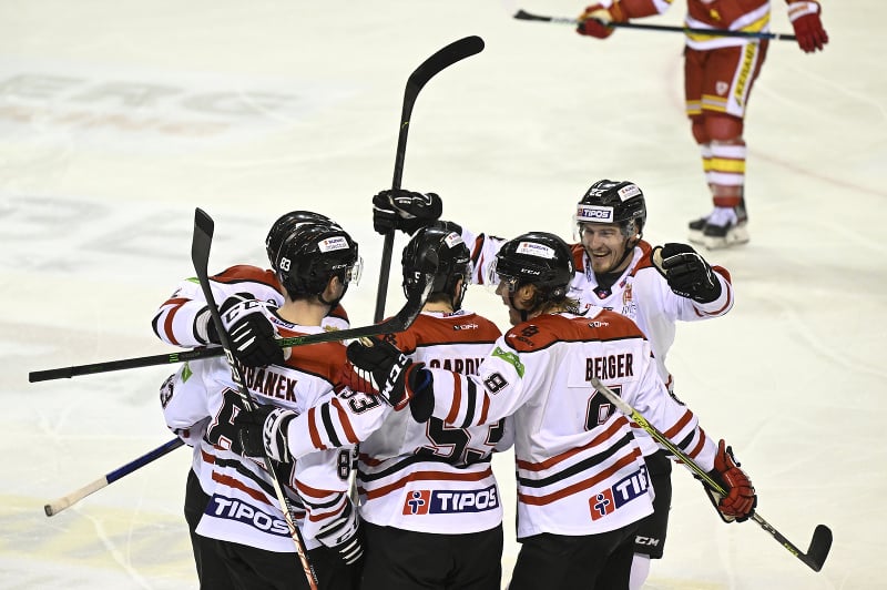 Na snímke zľava Jakub Urbánek (HC ‘05 Banská Bystrica) sa teší so spoluhráčmi po druhom góle