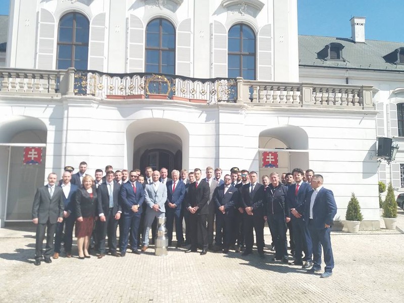 Hokejisti Banskej Bystrici pred prezidentským palácom v Bratislave