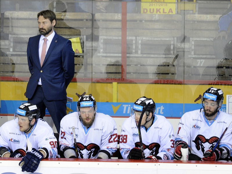 Tréner HC '05 iClinic Banská Bystrica Vladimír Országh (vzadu) na striedačke