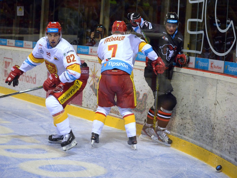 Sprava: Andrej Šťastný z HC´05 iClinic Banská Bystrica a Peter Frühauf a Juraj Cebák, obaja z HK Dukla Trenčín
