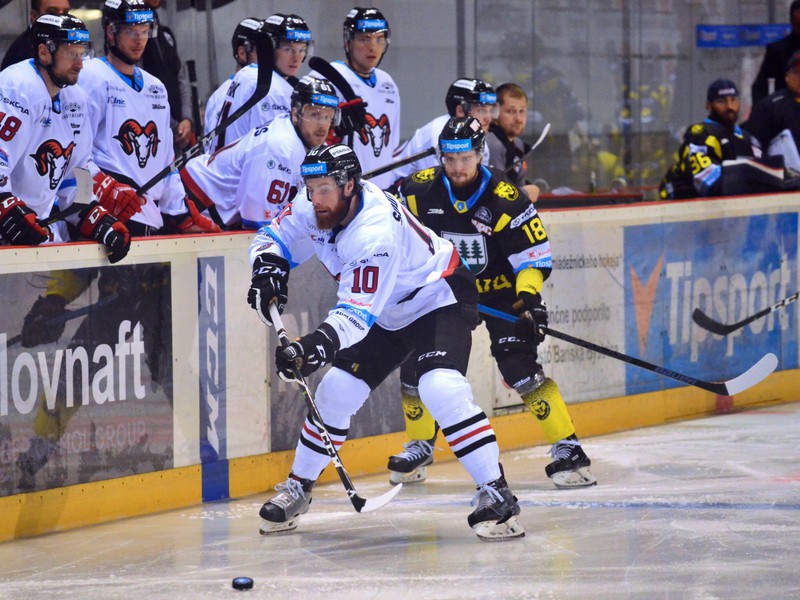 Jordon Southorn z HC´05 iClinic Banská Bystrica a Jakub Žilka z HC 07 WPC Koliba Detva