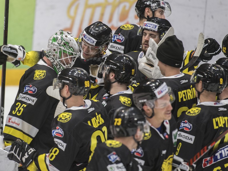 Hokejisti Detvy oslavujú víťazstvo v základnej časti Tipos extraligy