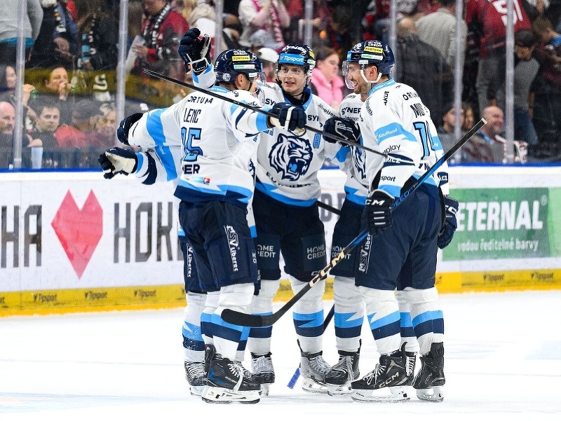 Hráči HC Bílí Tygři Liberec oslavujú gól