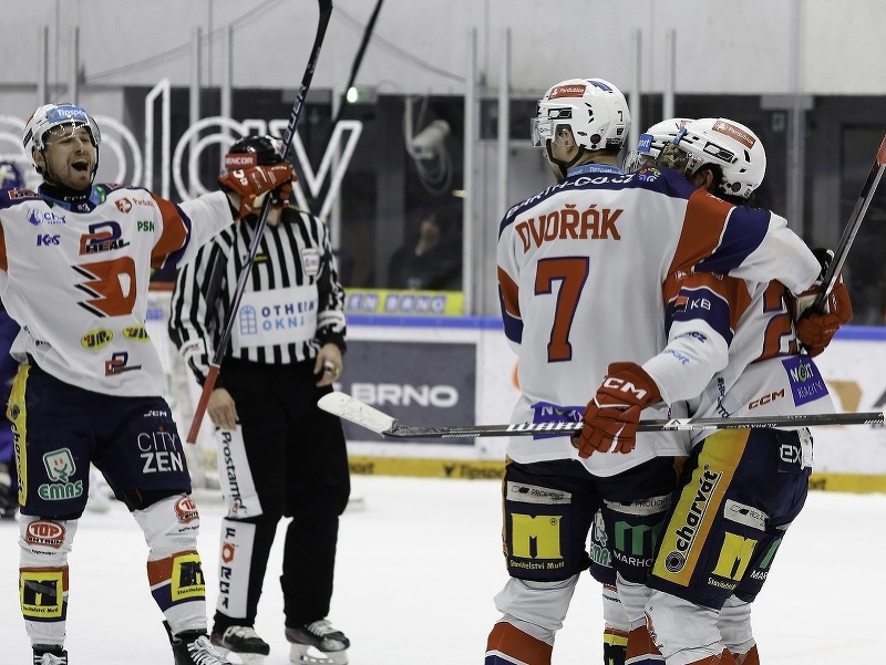 Hráči HC Dynamo Pardubice oslavujú gól
