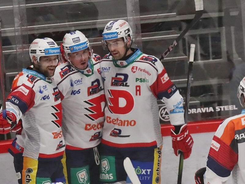 Hráči HC Dynamo Pardubice oslavujú gól