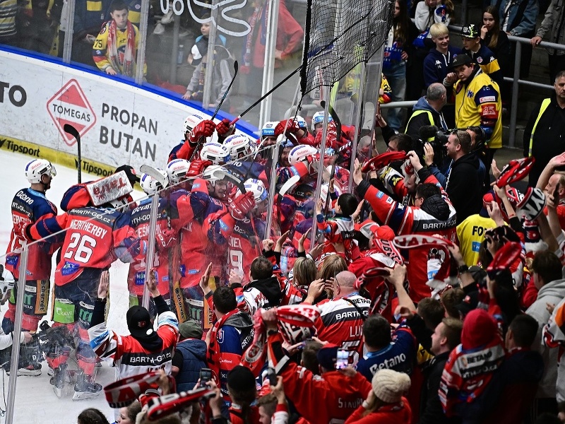Hokejisti a fanúšikovia HC Dynamo Pardubice oslavujú postup do semifinále