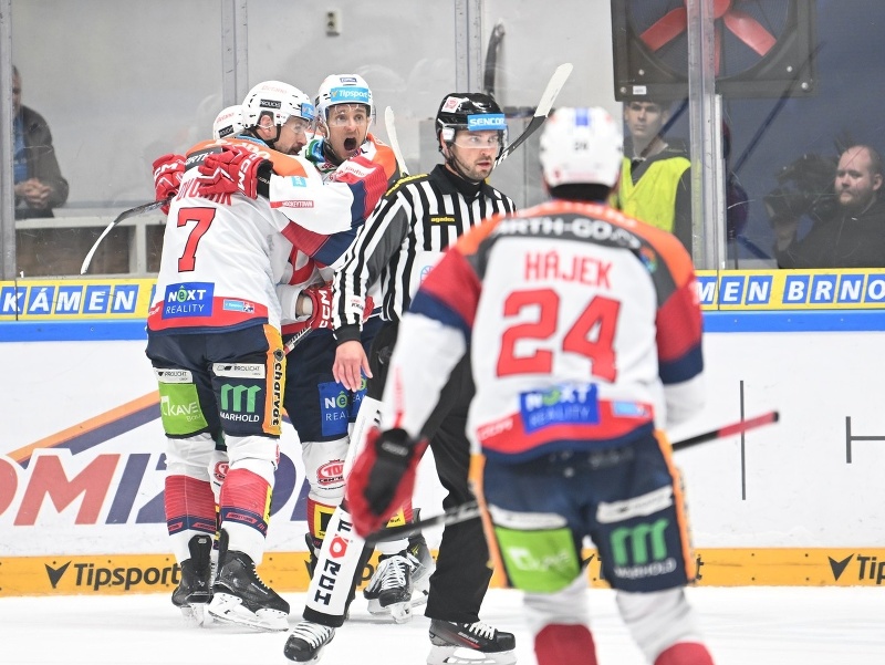Hráči HC Dynamo Pardubice oslavujú gól