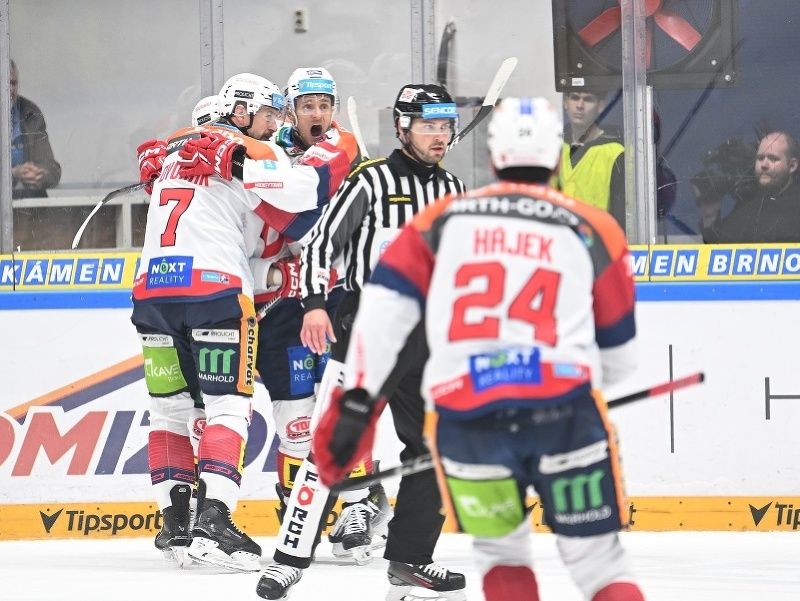 Hráči HC Dynamo Pardubice oslavujú gól
