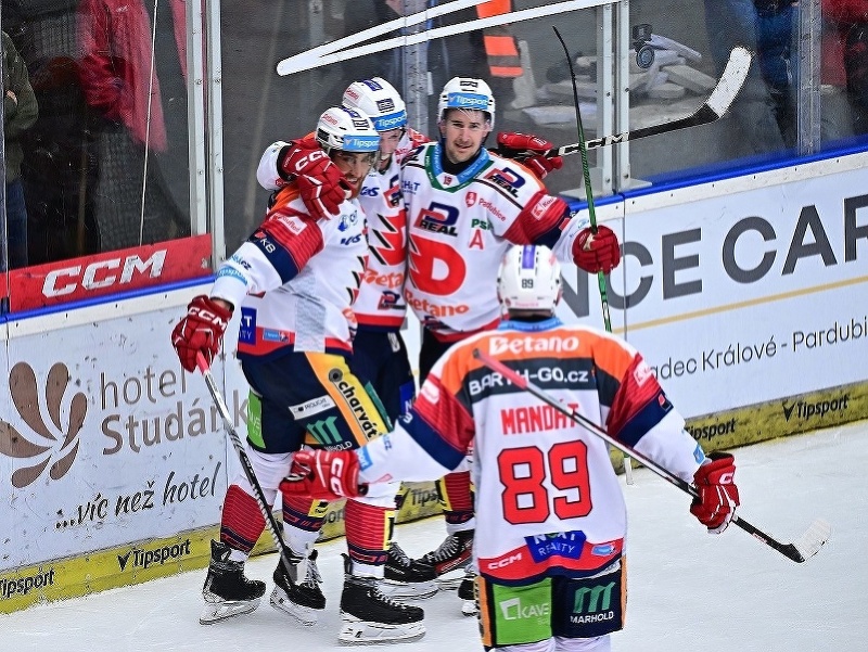 Hráči HC Dynamo Pardubice oslavujú gól